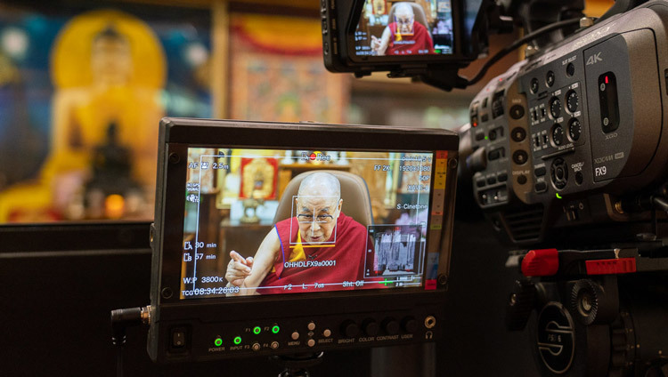 Quang cảnh từ camera của Thánh Đức Đạt Lai Lạt Ma nói chuyện với Pico Iyer qua hội nghị truyền hình từ Dinh thự của Ngài ở Dharamsala, HP, Ấn Độ vào 17 tháng 6, 2020. Ảnh của Thượng toạ Tenzin Jamphel
