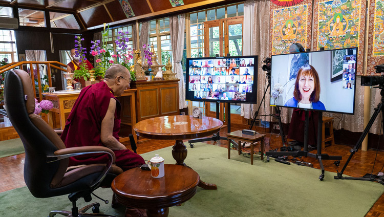Susan Bauer-Wu - Chủ tịch Viện Tâm thức & Đời sống đã giới thiệu về cuộc Đàm thoại về Tâm Thức và Đời sống với Thánh Đức Đạt Lai Lạt Ma qua hội nghị truyền hình từ Dinh thự của Ngài ở Dahramsala, HP, Ấn Độ vào 20 tháng 6, 2020. Ảnh của Thượng toạ Tenzin Jamphel