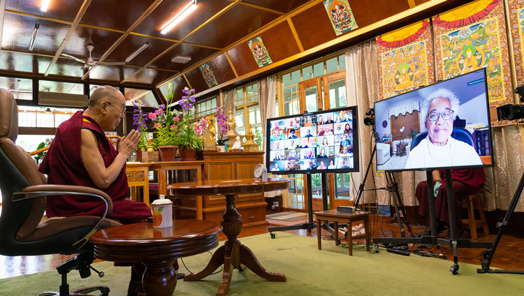 Người điều hành cuộc đàm thoại về Tâm thức & Đời sống - Carolyn Jacobs, Trưởng khoa Emerita, Trường Cao đẳng Công tác Xã hội Smith, hỏi Thánh Đức Đạt Lai Lạt Ma một câu hỏi qua hội nghị truyền hình tại dinh thự của Ngài ở Dahramsala, HP, Ấn Độ vào 20 tháng 6, 2020. Ảnh của Tenzin Phuntsok