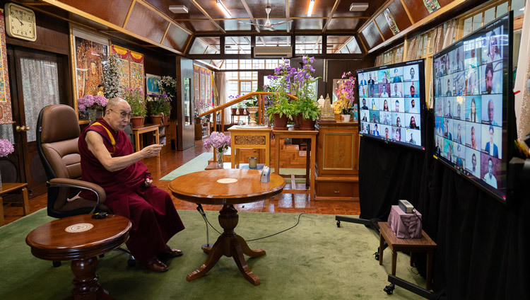 Thánh Đức Đạt Lai Lạt Ma nói chuyện với các sinh viên Đại học Amity qua hội nghị truyền hình từ Dinh thự của Ngài ở Dharamsala, HP, Ấn Độ vào 26 tháng 6, 2020. Ảnh của Thượng toạ Tenzin Jamphel