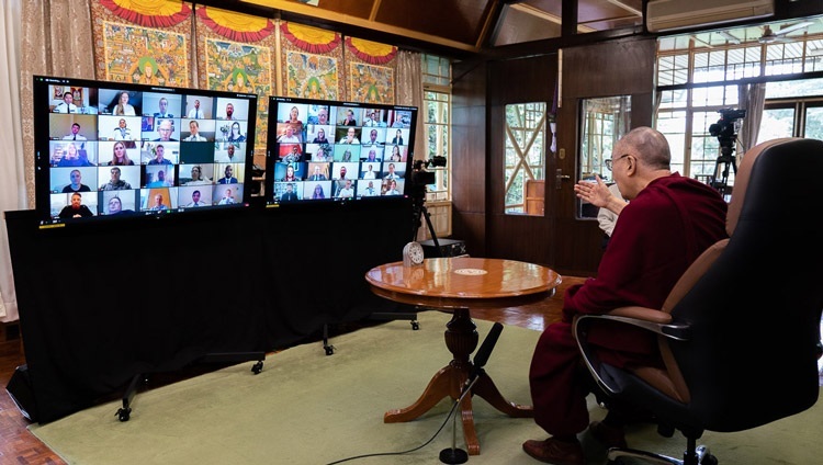 Thánh Đức Đạt Lai Lạt Ma tham gia cuộc đàm thoại với các thành viên của Cảnh sát Thủ đô qua liên kết truyền hình từ nơi Dinh thự của Ngài ở Dharamsala, HP, Ấn Độ vào 8 tháng 7, 2020. Ảnh của Thượng toạ Tenzin Jamphel