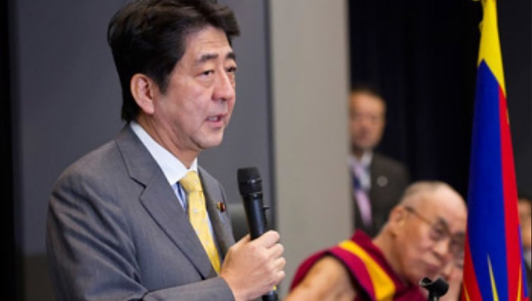 Cựu Thủ tướng Nhật Bản Shinzo Abe chào đón Thánh Đức Đạt Lai Lạt Ma quang lâm đến tòa nhà Quốc hội Nhật Bản để phát biểu tại Hội nghị của các nghị sĩ ở Tokyo, Nhật Bản, vào ngày 13 tháng 11, 2012. Ảnh / Văn phòng Tây Tạng Nhật Bản