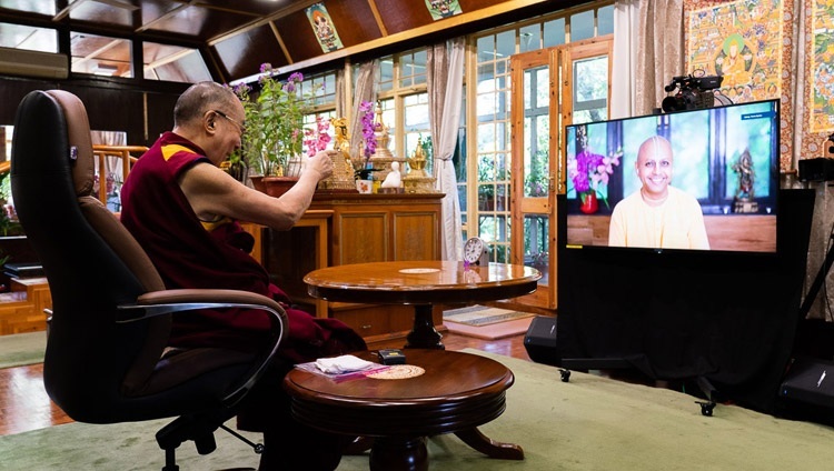   Thánh Đức Đạt Lai Lạt Ma chào mừng Gaur Gopal Das vào lúc bắt đầu cuộc trò chuyện của họ qua liên kết truyền hình từ Dinh thự của Ngài ở Dharamsala, HP, Ấn Độ vào 14 tháng 7, 2020. Ảnh của Thượng toạ Tenzin Jamphel