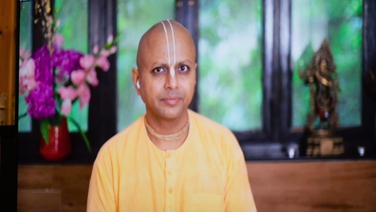 Gaur Gopal Das, một tu sĩ thuộc Hiệp hội quốc tế về ý thức của Krishna (ISKCON), đang lắng nghe Thánh Đức Đạt Lai Lạt Ma qua liên kết truyền hình trong cuộc đàm thoại của họ vào ngày 14 tháng 7, 2020. Ảnh của Thượng toạ Tenzin Jamphel