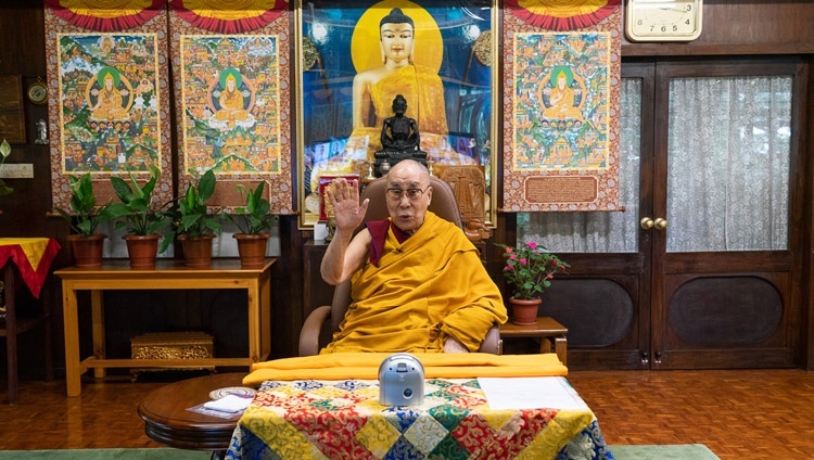 Thánh Đức Đạt Lai Lạt Ma phát biểu khi bắt đầu buổi thuyết Pháp cho Nalanda Shiksha qua liên kết truyền hình tại Dinh thự của Ngài tại Dharamsala, HP, Ấn Độ vào 17 tháng 7, 2020. Ảnh của Thượng toạ Tenzin Jamphel