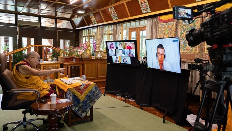 Thánh Đức Đạt Lai Lạt Ma trả lời câu hỏi từ một thành viên của Nalanda Shiksha trong ngày giảng dạy đầu tiên qua liên kết truyền hình từ Dinh thự của Ngài ở Dharamsala, HP, Ấn Độ vào 17 tháng 7, 2020. Ảnh của Thượng toạ Tenzin Jamphel