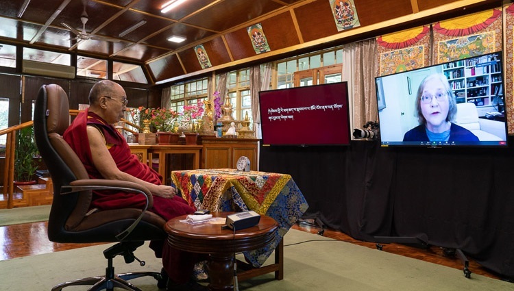 Thánh Đức Đạt Lai Lạt Ma lắng nghe câu hỏi từ một trong những người tham gia cuộc nói chuyện với Hiệp hội Bác sĩ Toàn cầu Ấn Độ (GAPIO) và Học giả Yoga PGIMER từ Dinh thự của Ngài tại Dharamsala, HP, Ấn Độ vào 23 tháng 7, 2020. Ảnh của Thượng toạ Tenzin Jamphel