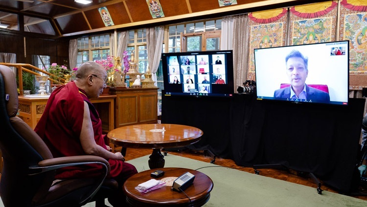 Giáo sư Raman Mittal thuộc Khoa Luật của Đại học Delhi chào mừng Thánh Đức Đạt Lai Lạt Ma đến với cuộc gặp gỡ trực tuyến với các sinh viên của các tổ chức giáo dục Ấn Độ qua liên kết truyền hình từ Dinh thự của Ngài ở Dharamsala, HP, Ấn Độ vào 29 tháng 7, 2020. Ảnh của Thượng Toạ Tenzin Jamphel