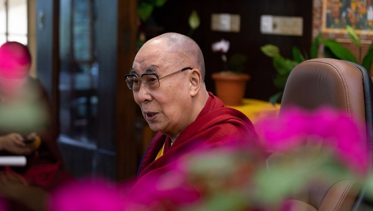 Thánh Đức Đạt Lai Lạt Ma nói về “Lòng Từ Bi - Đáp án cho một Thế giới bất ổn” qua liên kết truyền hình từ Dinh thự của Ngài ở Dharamsala, HP, Ấn Độ vào 29 tháng 7, 2020. Ảnh của Thượng toạ Tenzin Jamphel