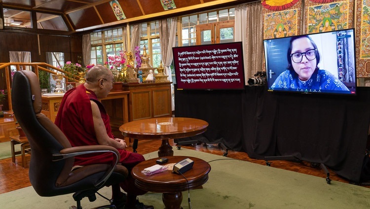 Một trong số những người tham dự đã hỏi Thánh Đức Đạt Lai Lạt Ma một câu hỏi trong cuộc gặp gỡ trực tuyến với các sinh viên của các tổ chức giáo dục Ấn Độ từ Dinh thự của Ngài ở Dharamsala, HP, Ấn Độ vào 29 tháng 7, 2020. Ảnh của Thượng toạ Tenzin Jamphel
