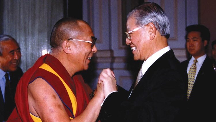 Thánh Đức Đạt Lai Lạt Ma với Tổng thống Đài Loan Lee Teng-hui tại Đài Bắc, Đài Loan vào ngày 27 tháng 3 năm 1997