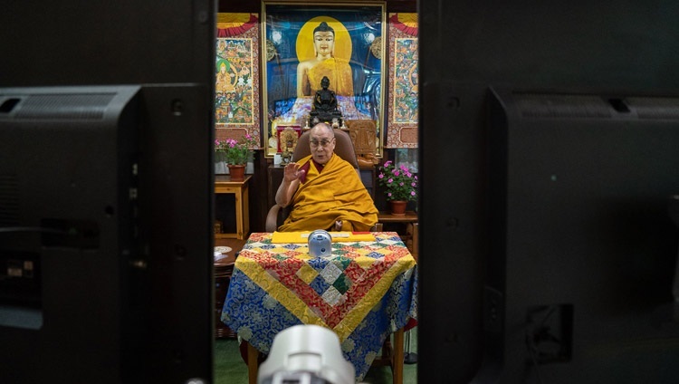Thánh Đức Đạt Lai Lạt Ma phát biểu qua liên kết truyền hình vào ngày đầu tiên giảng Pháp cho thanh thiếu niên Tây Tạng từ Dinh thự của Ngài ở Dharamsala, HP, Ấn Độ vào 4 tháng 8, 2020. Ảnh của Thượng toạ Tenzin Jamphel