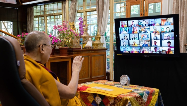 Thánh Đức Đạt Lai Lạt Ma nói chuyện qua liên kết truyền hình vào ngày đầu tiên giảng dạy cho Thanh thiếu niên Tây Tạng từ Dinh thự của Ngài ở Dharamsala, HP, Ấn Độ vào 4 tháng 8, 2020. Ảnh của Thượng toạ Tenzin Jamphel