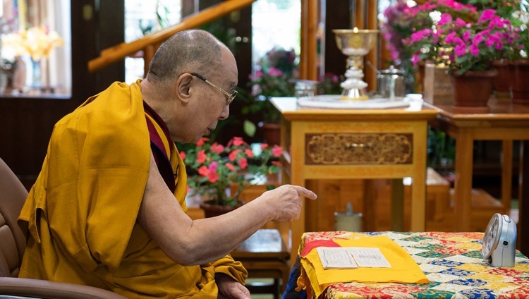 Thánh Đức Đạt Lai Lạt Ma đọc từ ‘Xưng tán Duyên khởi’ của Tsongkhapa vào ngày giảng dạy đầu tiên dành cho thanh thiếu niên Tây Tạng từ Dinh thự của Ngài ở Dharamsala, HP, Ấn Độ vào 4 tháng 8, 2020. Ảnh của Hoà thượng Tenzin Jamphel