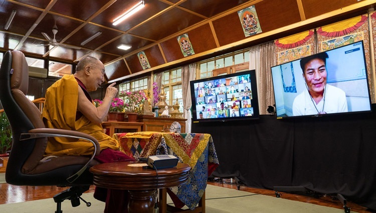 Thánh Đức Đạt Lai Lạt Ma trả lời một câu hỏi trong ngày giảng dạy đầu tiên cho thanh thiếu niên Tây Tạng qua liên kết truyền hình từ Dinh thự của Ngài ở Dharamsala, HP, Ấn Độ vào 4 tháng 8, 2020. Ảnh của Thượng toạ Tenzin Jamphel