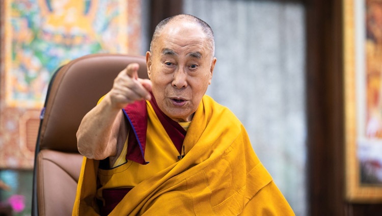 Thánh Đức Đạt Lai Lạt Ma nhấn mạnh một điểm khi Ngài nói chuyện với các Thanh thiếu niên Tây Tạng qua liên kết truyền hình từ Dinh thự của Ngài ở Dharamsala, HP, Ấn Độ vào 4 tháng 8, 2020. Ảnh của Tenzin Phuntsok