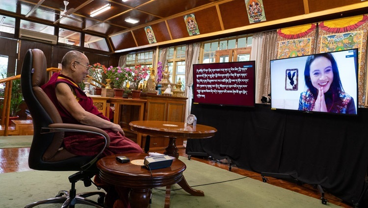 Một thành viên của Chuyển hoá Sáng tạo USIP hỏi Thánh Đức Đạt Lai Lạt Ma một câu hỏi trong cuộc đối thoại của họ qua liên kết truyền hình từ Dinh thự của Ngài ở Dharamsala, HP, Ấn Độ vào 12 tháng 8, 2020. Ảnh của Thượng toạ Tenzin Jamphel