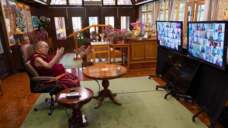 Thánh Đức Đạt Lai Lạt Ma nói về Đạo đức Thế tục trong Giáo dục Hiện đại với các thành viên của Mind Mingle qua liên kết truyền hình từ Dinh thự của Ngài ở Dharamsala, HP, Ấn Độ vào 25 tháng 8, 2020. Ảnh của Thượng toạ Tenzin Jamphel
