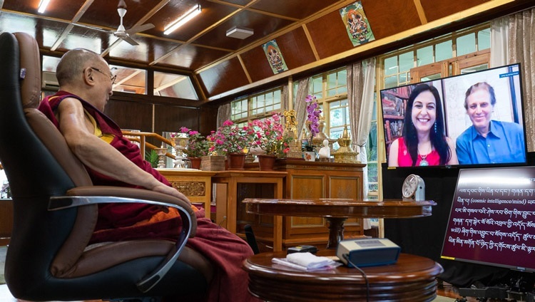 Thánh Đức Đạt Lai Lạt Ma trả lời câu hỏi của một thành viên của khán giả trực tuyến trong buổi nói chuyện về “Đạo đức Thế tục trong Giáo dục Hiện đại” tại Dinh thự của Ngài ở Dharamsala, HP, Ấn Độ vào 25 tháng 8, 2020. Ảnh của Thượng toạ Tenzin Jamphel