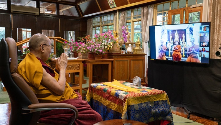 Chư Tăng Thái Lan tụng kinh 'Mangala Sutta' bằng tiếng Pali vào lúc mở đầu ngày thuyết pháp đầu tiên của Thánh Đức Đạt Lai Lạt Ma từ Dinh thự của Ngài ở Dharamsala, HP, Ấn Độ vào 4 tháng 9, 2020. Ảnh của Thượng toạ Tenzin Jamphel