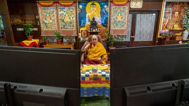 Thánh Đức Đạt Lai Lạt Ma nói chuyện với khán giả trong ngày thuyết Pháp đầu tiên qua sự liên kết truyền hình từ Dinh thự của Ngài ở Dharamsala, HP, Ấn Độ vào 4 tháng 9, 2020. Ảnh của Thượng toạ Tenzin Jamphel