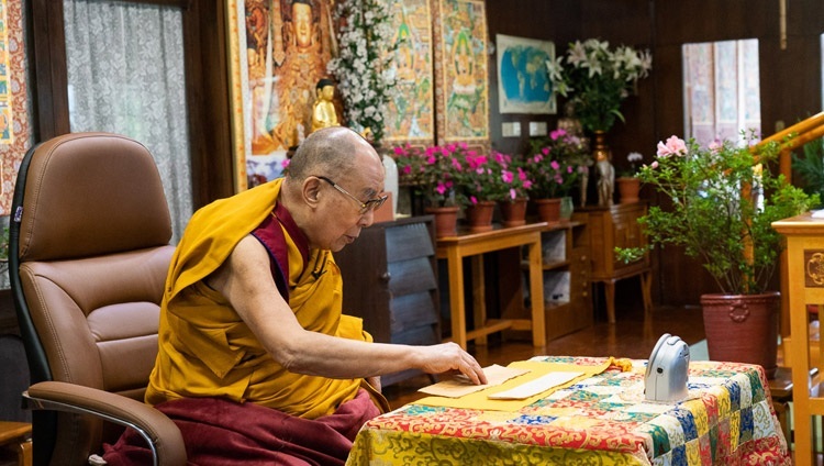 Thánh Đức Đạt Lai Lạt Ma đọc từ ‘37 Pháp hành của Bồ tát’ vào ngày thuyết pháp đầu tiên của Ngài qua liên kết truyền hình từ Dinh thự của Ngài ở Dharamsala, HP, Ấn Độ vào 4 tháng 9 năm 2020. Ảnh của Thượng toạ Tenzin Jamphel
