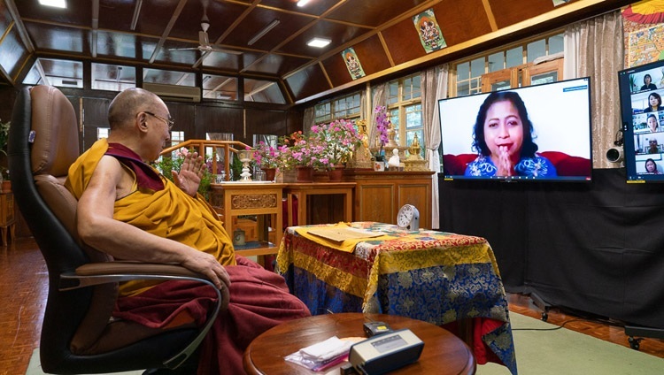 Thánh Đức Đạt Lai Lạt Ma trả lời câu hỏi từ một thành viên của khán giả vào ngày giảng Pháp đầu tiên từ Dinh thự của Ngài ở Dharamsala, HP, Ấn Độ vào 4 tháng 9, 2020. Ảnh của Thượng toạ Tenzin Jamphel