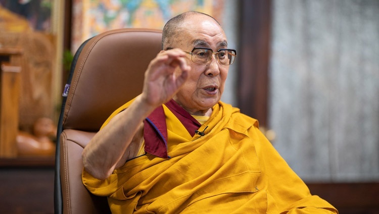 Thánh Đức Đạt Lai Lạt Ma thuyết giảng trong ngày đầu tiên của ba ngày thuyết Pháp thể theo sự thỉnh cầu của Phật Tử Châu Á từ Dinh thự của Ngài ở Dharamsala, HP, Ấn Độ vào 4 tháng 9, 2020. Ảnh của Thượng toạ Tenzin Jamphel