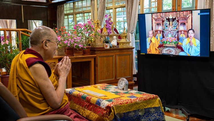 Các Sư Cô Việt Nam trì tụng “Bát Nhã Tâm Kinh” khi bắt đầu ngày thuyết pháp thứ hai của Thánh Đức Đạt Lai Lạt Ma thể theo sự thỉnh cầu của các Phật tử Châu Á qua liên kết trực tuyến từ Dinh thự của Ngài ở Dharamsala, HP, Ấn Độ vào 5 tháng 9, 2020. Ảnh của Thượng toạ Tenzin Jamphel