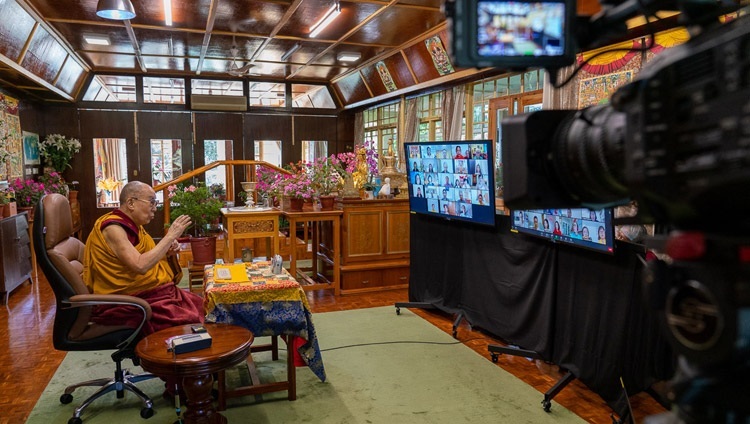 Thánh Đức Đạt Lai Lạt Ma nói chuyện với khán giả trực tuyến vào ngày thứ hai của đợt thuyết Pháp qua liên kết truyền hình từ Dinh thự của Ngài ở Dharamsala, HP, Ấn Độ vào 5 tháng 9, 2020. Ảnh của Thượng toạ Tenzin Jamphel