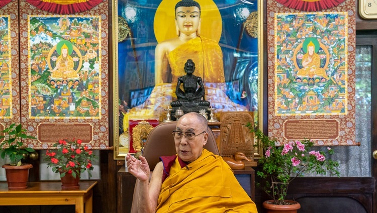 Thánh Đức Đạt Lai Lạt Ma thuyết giảng vào ngày thứ hai của chương trỉnh thuyết Pháp thể theo sự thỉnh cầu của Phật tử Châu Á qua liên kết truyền hình trực tuyến từ Dinh thự của Ngài ở Dharamsala, HP, Ấn Độ vào 5 tháng 9, 2020. Ảnh của Thượng toạ Tenzin Jamphel