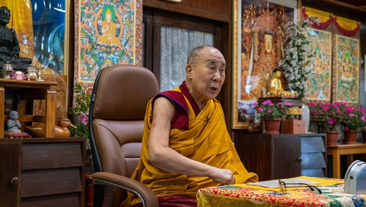 Thánh Đức Đạt Lai Lạt Ma bình luận về ‘Ba Cốt Tuỷ của Đạo Lộ’ của Tsongkhapa vào ngày thứ hai của đợt thuyết pháp trực tuyến qua liên kết truyền hình từ Dinh thự của Ngài ở Dharamsala, HP, Ấn Độ vào 5 tháng 9, 2020. Ảnh của Thượng toạ Tenzin Jamphel
