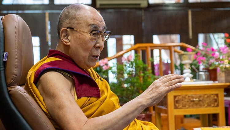 Thánh Đức Đạt Lai Lạt Ma trả lời câu hỏi từ một thành viên của khán giả vào ngày thứ hai của đợt thuyết pháp thể theo sự thỉnh cầu của các Phật tử châu Á qua liên kết truyền hình trực tuyến từ Dinh thự của Ngài ở Dharamsala, HP, Ấn Độ vào 5 tháng 9, 2020. Ảnh của Thượng toạ Tenzin Jamphel