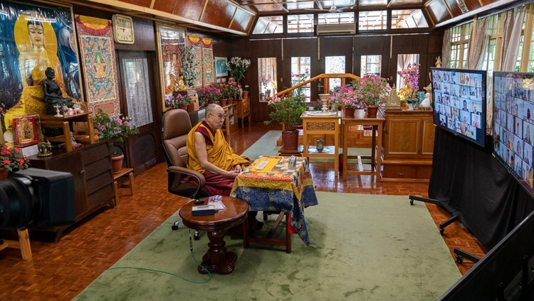 Thánh Đức Đạt Lai Lạt Ma phát biểu trước khán giả trực tuyến của Phật tử châu Á trong ngày thuyết Pháp thứ ba qua liên kết truyền hình từ Dinh thự của Ngài ở Dharamsala, HP, Ấn Độ vào 6 tháng 9, 2020. Ảnh của Thượng toạ Tenzin Jamphel
