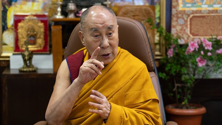Thánh Đức Đạt Lai Lạt Ma trả lời câu hỏi từ một thành viên của khán giả vào ngày thuyết Pháp thứ ba thể theo sự thỉnh cầu của Phật tử châu Á qua liên kết truyền hình từ Dinh thực của Ngài ở Dharamsala, HP, Ấn Độ vào 6 tháng 9, 2020. Ảnh của Thượng toạ Tenzin Jamphel