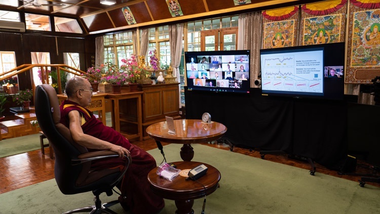 Giáo sư Andreas Roepstorff của Trung tâm Tương tác Tâm thức, Đại học Aarhus, Đan Mạch trình bày những phát hiện của mình lên Thánh Đức Đạt Lai Lạt Ma trong cuộc đối thoại của họ qua liên kết truyền hình từ Dinh thự của Ngài ở Dharamsala, HP, Ấn Độ vào 17 tháng 9, 2020. Ảnh của Thượng toạ Tenzin Jamphel
