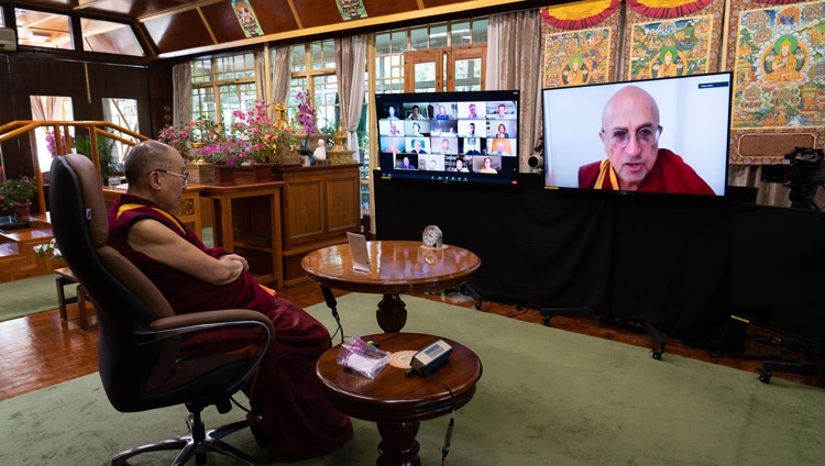 Người điều hành - Thượng toạ Matthieu Ricard hỏi Thánh Đức Đạt Lai Lạt Ma một câu hỏi trong cuộc đối thoại về “Trưởng dưỡng Lòng Nhân ái Cộng đồng giữa Bối cảnh Bất ổn” qua liên kết truyền hình từ Dinh thự của Ngài ở Dharamsala, HP, Ấn Độ vào 17 tháng 9, 2020. Ảnh của Thượng toạ Tenzin Jamphel