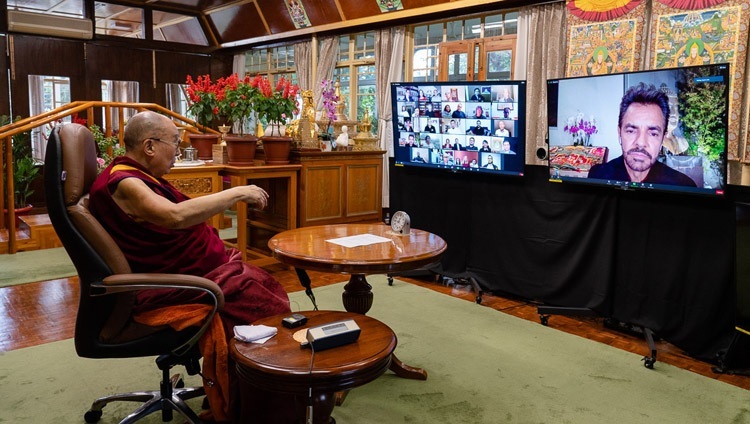 Thánh Đức Đạt Lai Lạt Ma trong cuộc trò chuyện với Eugenio Derbez qua liên kết truyền hình từ Dinh thự của Ngài ở Dharamsala, HP, Ấn Độ vào 22 tháng 9, 2020. Ảnh của Thượng toạ Tenzin Jamphel