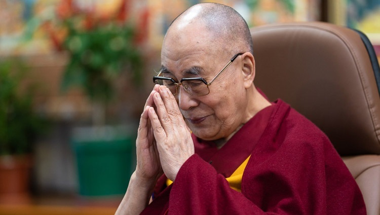 Thánh Đức Đạt Lai Lạt Ma suy ngẫm và cầu nguyện cho những người cao tuổi và các chuyên gia chăm sóc sức khỏe cho họ trong cuộc trò chuyện trực tuyến của Ngài với Eugenio Derbez từ Dinh thự của Ngài ở Dharamsala, HP, Ấn Độ vào 22 tháng 9, 2020. Ảnh của Tenzin Phuntsok