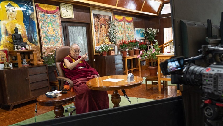 Thánh Đức Đạt Lai Lạt Ma cùng Eugenio Derbez trò chuyện trực tuyến về Hạnh phúc, Hài hước và Từ bi qua liên kết truyền hình từ Dinh thự của Ngài ở Dharamsala, HP, Ấn Độ vào 22 tháng 9, 2020. Ảnh của Thượng toạ Tenzin Jamphel