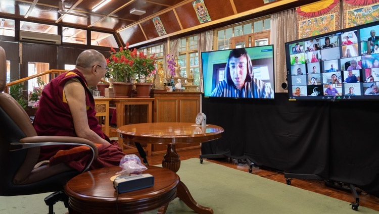 Một thành viên của khán giả hỏi Thánh Đức Đạt Lai Lạt Ma một câu hỏi trong cuộc trò chuyện về “Bi Mẫn và Từ Ái - Những giá trị chung giữa Hồi giáo và Phật giáo” từ Dinh thự của Ngài ở Dharamsala, HP, Ấn Độ vào 28 tháng 9, 2020. Ảnh của Thượng toạ Tenzin Jamphel