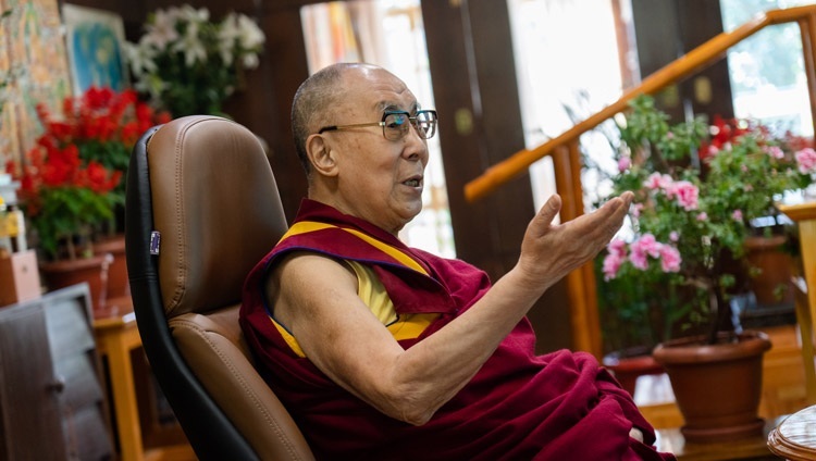 Thánh Đức Đạt Lai Lạt Ma trả lời câu hỏi từ khán giả trong cuộc trò chuyện về “Bi Mẫn và Từ Ái - Những giá trị chung giữa Hồi giáo và Phật giáo” từ Dinh thự của Ngài ở Dharamsala, HP, Ấn Độ vào 28 tháng 9, 2020. Ảnh của Thượng toạ Tenzin Jamphel