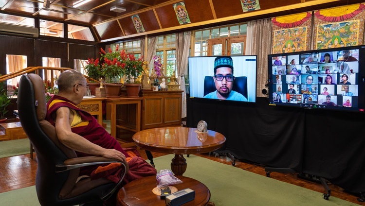 Muhammad Faisal Abdul Aziz - Chủ tịch ABIM và cũng là người điều hành cho cuộc đàm thoại - giới thiệu Thánh Đức Đạt Lai Lạt Ma với khán giả trực tuyến vào lúc bắt đầu cuộc trò chuyện với Đức Ngài từ Dinh thự của Ngài ở Dharamsala, HP, Ấn Độ vào 28 tháng 9, 2020 . Ảnh của Thượng toạ Tenzin Jamphel