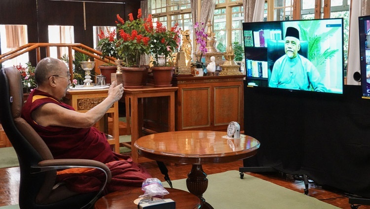 Thánh Đức Đạt Lai Lạt Ma trả lời Giáo sư danh dự Datuk Osman Bakar trong cuộc trò chuyện của họ về “Bi Mẫn và Từ Ái - Những giá trị chung giữa Hồi giáo và Phật giáo” tại Dinh thự của Ngài ở Dharamsala, HP, Ấn Độ vào 28 tháng 9, 2020. Ảnh của Thượng toạ Tenzin Jamphel