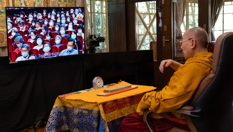 Thánh Đức Đạt Lai Lạt Ma thuyết giảng cho thính giả trực tuyến vào ngày đầu tiên của đợt thuyết Pháp do Phật tử Đài Loan thỉnh cầu từ Dinh thự của Ngài ở Dharamsala, HP, Ấn Độ vào 2 tháng 10, 2020. Ảnh của Thượng toạ Tenzin Jamphel