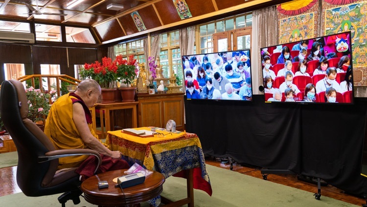 Thánh Đức Đạt Lai Lạt Ma đọc ‘Tinh hoa của mọi Diệu Thuyết’ vào ngày đầu tiên của đợt thuyết Pháp trực tuyến của Ngài do các Phật tử Đài Loan thỉnh cầu từ Dinh thự của Ngài ở Dharamsala, HP, Ấn Độ vào 2 tháng 10, 2020. Ảnh của Thượng toạ Tenzin Jamphel