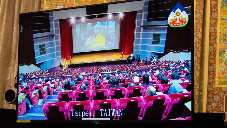 Quang cảnh hội trường ở Đài Bắc được chiếu trên một trong những màn hình TV trước mặt Thánh Đức Đạt Lai Lạt Ma trong ngày thuyết giảng đầu tiên từ Dinh thự của Ngài ở Dharamsala, HP, Ấn Độ vào 2 tháng 10, 2020. Ảnh của Thượng toạ Tenzin Jamphel