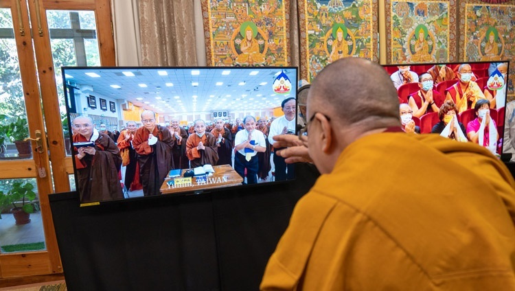 Thánh Đức Đạt Lai Lạt Ma vẫy tay chào hai nhóm khán giả trực tuyến khi Ngài quang lâm đến cho ngày giảng pháp thứ hai từ Dinh thự của mình ở Dharamsala, HP, Ấn Độ vào 3 tháng 10, 2020. Ảnh của Thượng toạ Tenzin Jamphel