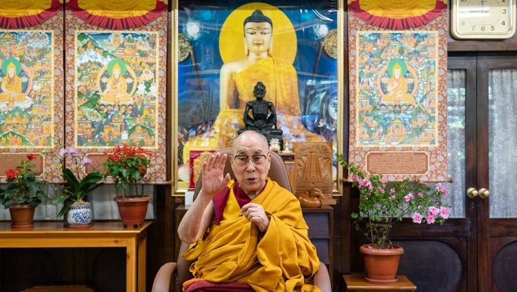 Thánh Đức Đạt Lai Lạt Ma nói chuyện trước thính giả trực tuyến vào ngày thứ hai của đợt thuyết giảng từ Dinh thự của Ngài ở Dharamsala, HP, Ấn Độ vào 3 tháng 10, 2020. Ảnh của Thượng toạ Tenzin Jamphel