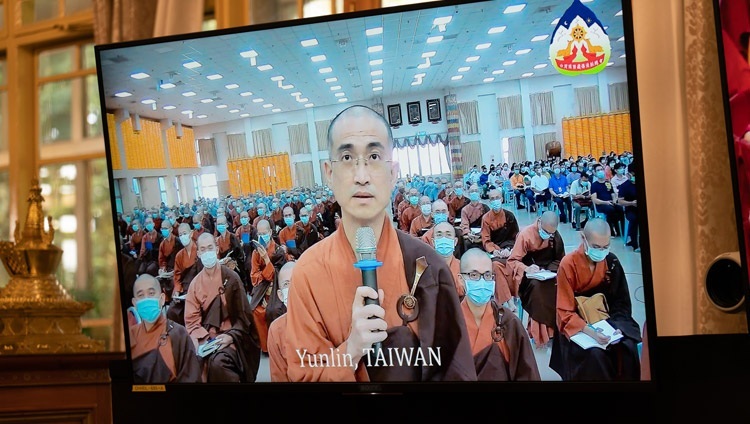 Một thành viên của khán giả trực tuyến từ Vân Lâm, Đài Loan, hỏi Thánh Đức Đạt Lai Lạt Ma một câu hỏi trong ngày thứ hai của đợt thuyết giảng từ Dinh thự của Ngài ở Dharamsala, HP, Ấn Độ vào ngày 3 tháng 10, 2020. Ảnh của Thượng toạ Tenzin Jamphel